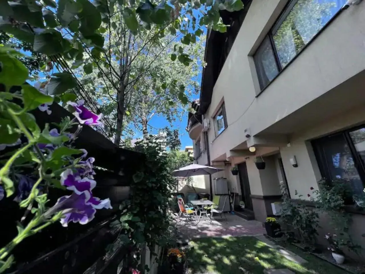 Vila Luminoasa Cu Curte Privata Boekarest Roemenië